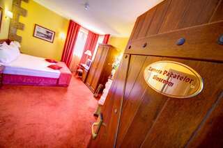 Отель House of Dracula Hotel Пояна-Брашов Двухместный номер с 1 кроватью или 2 отдельными кроватями-4